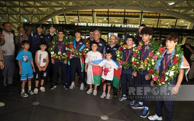Азербайджанские вольники, добившиеся успеха на чемпионате Европы, вернулись на родину