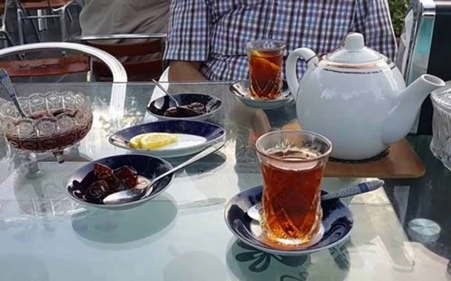 В Баку посетителям чайханы запретили сидеть во дворе?