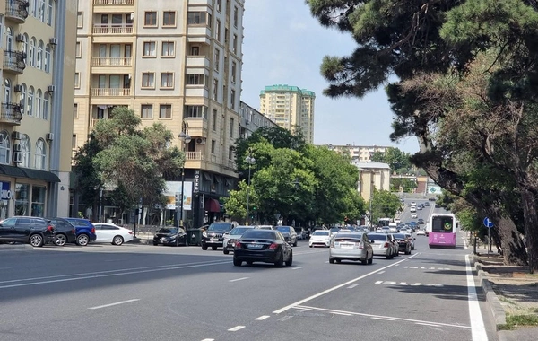 На еще одной улице в Баку организована автобусная полоса движения