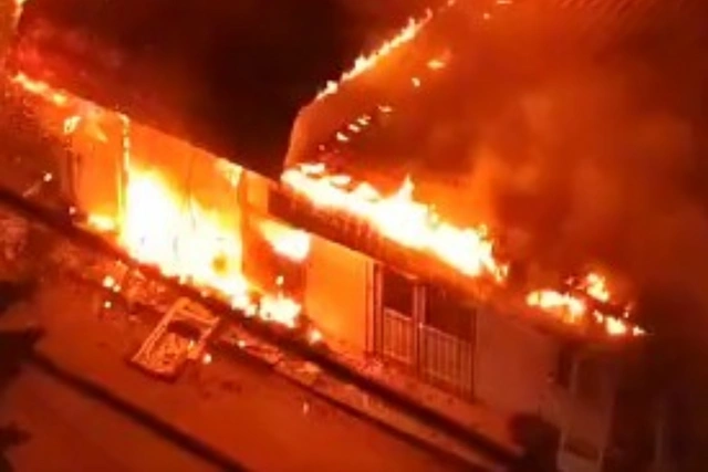 В Баку вспыхнул сильный пожар: загорелись несколько объектов