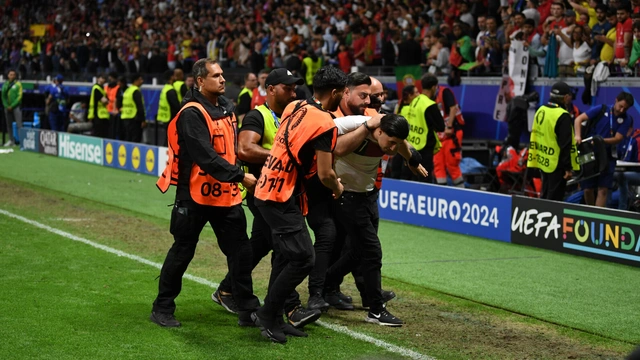 Стюарды избили болельщика на матче Португалия - Словения на Евро-2024