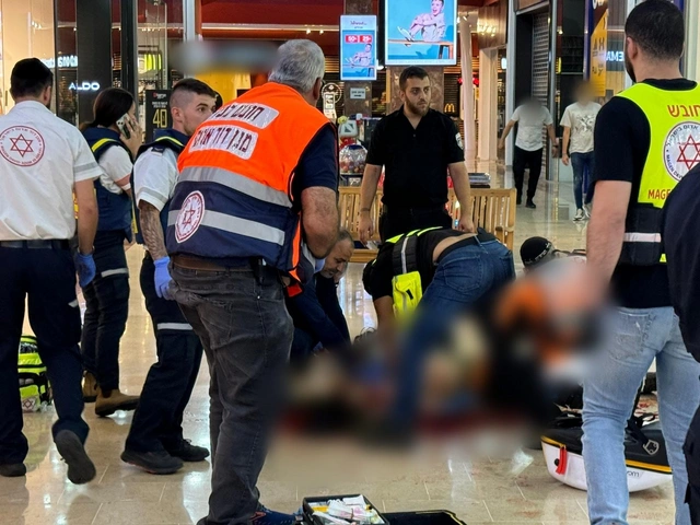 Неизвестный напал с ножом на людей в торговом центре в Израиле