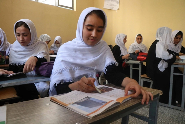 Талибы разрешили возобновить работу 47 частным женским школам