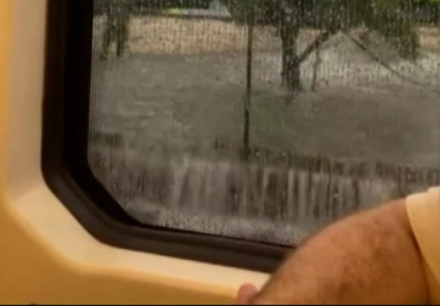 Ливни в Турции: на железнодорожных путях образовался "водопад"