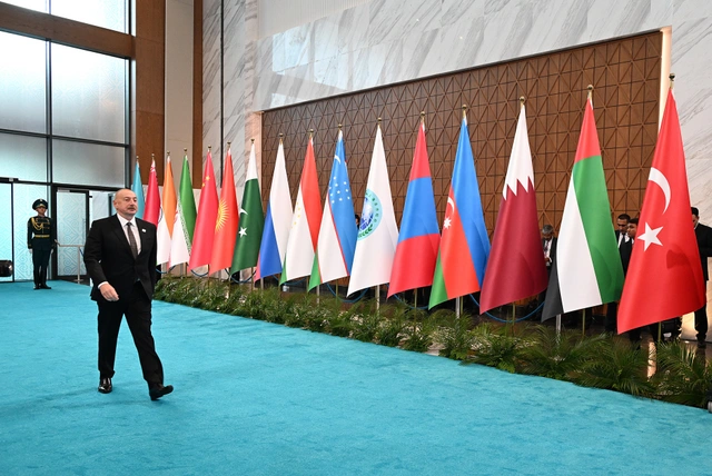 Президент Ильхам Алиев прибыл во Дворец Независимости в Астане