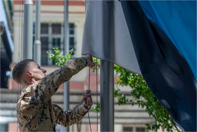 В Эстонии могут разрешить иностранцам проходить в стране военную подготовку