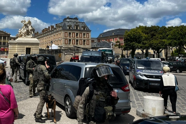 Гостей Версальского дворца эвакуировали из-за конфликта уличных торговцев