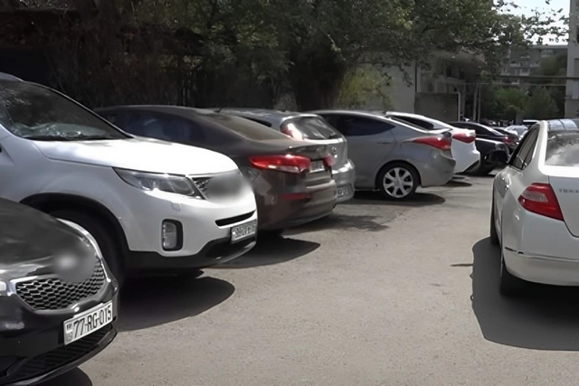 Незваные гости: кто паркует автомобили во дворах жилых зданий?