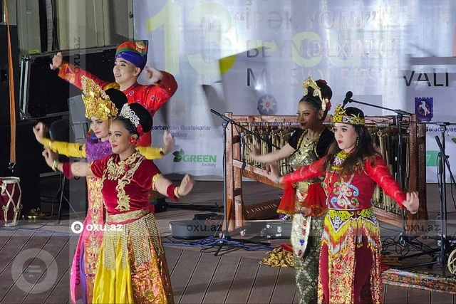 Танцоры из Индонезии поразили шекинцев