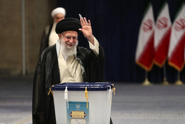 Хаменеи проголосовал во втором туре президентских выборов