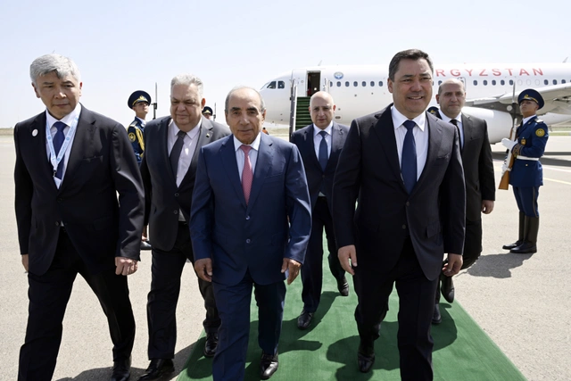 Садыр Жапаров прибыл в Азербайджан для участия в саммите ОТГ