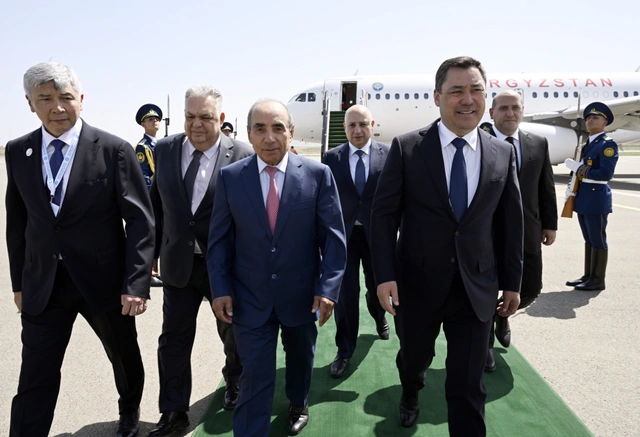 Садыр Жапаров прибыл в Азербайджан для участия в саммите ОТГ