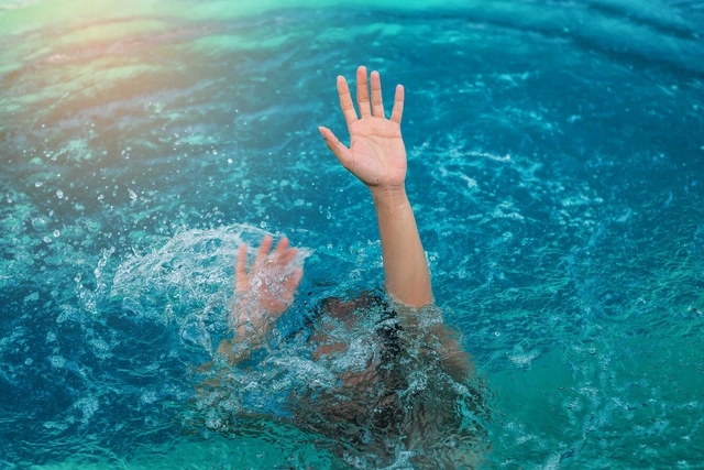 В Шарурском районе семилетний ребенок утонул в бассейне