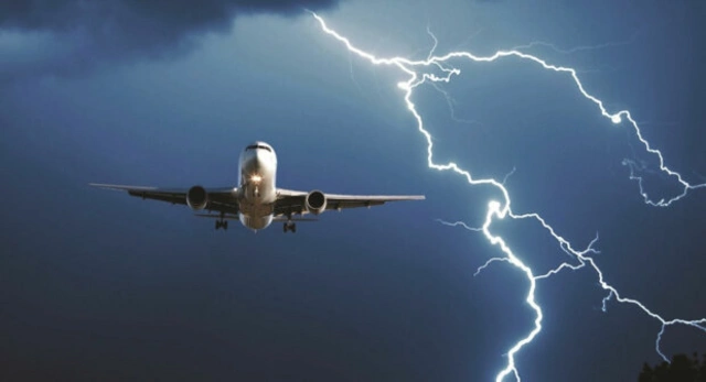 В российский пассажирский самолет ударила молния