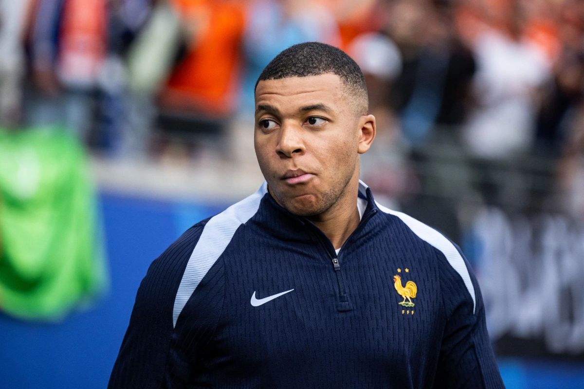 Kilian Mbappe kumirinin ailəsini ziyarət edib