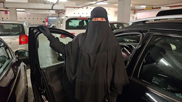 В Германии женщина через суд добивается права водить автомобиль в никабе