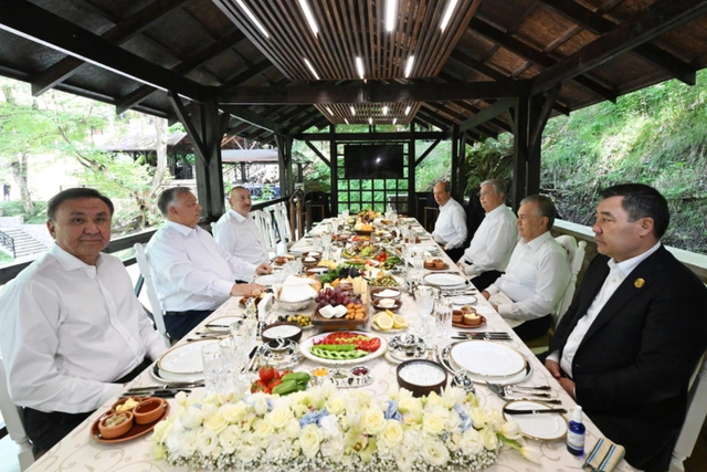 В Шуше от имени Президента Ильхама Алиева был дан обед в честь глав государств и правительств ОТГ