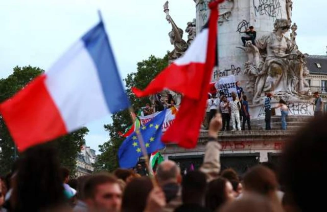 В Париже начались беспорядки в ходе массовых протестов после выборов