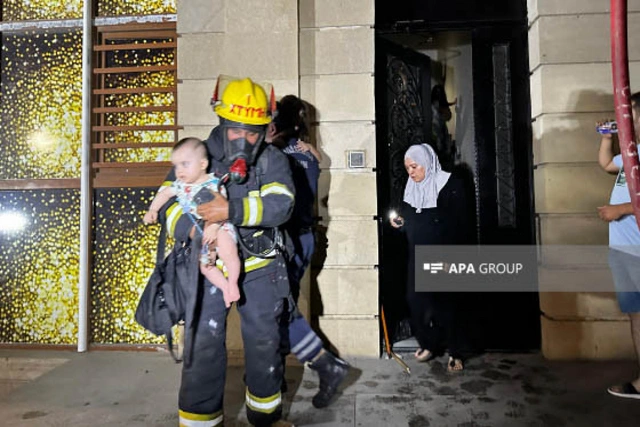 В многоэтажном здании в Баку начался пожар: привлечена пожарная техника