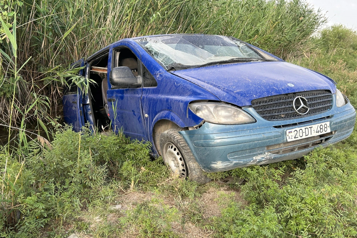 Kürdəmirdə mikroavtobus su kanalına düşüb: Xəsarət alanlar var