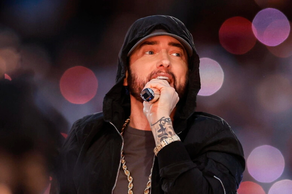 Eminem dörd il sonra ilk albomunu buraxdı
