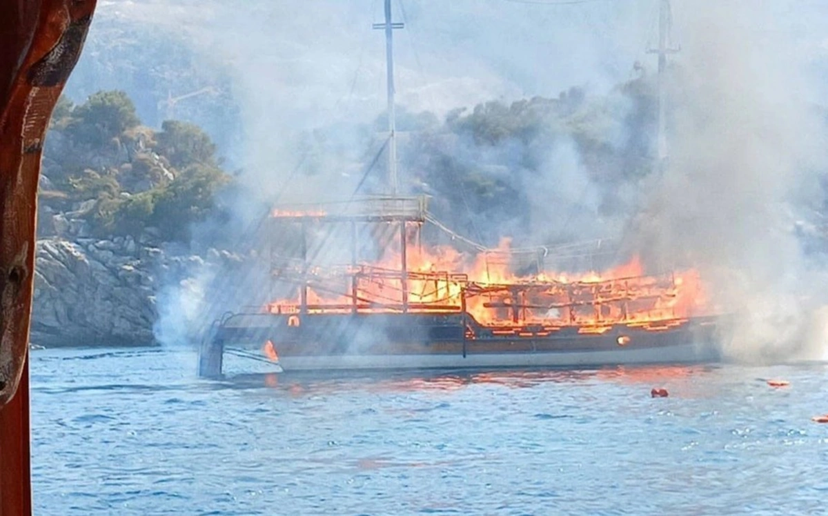 Marmaris sahillərində alovlanan gəmi batdı