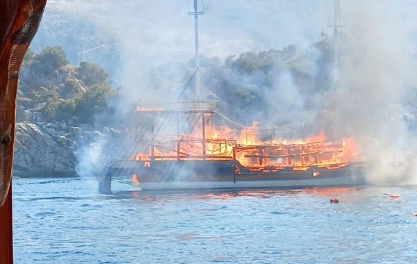 Marmaris sahillərində alovlanan gəmi batdı