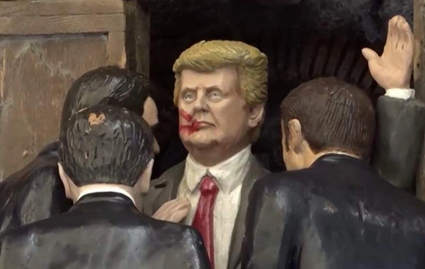 На туристической улице в Неаполе выставили статую раненого экс-президента США Дональда Трампа