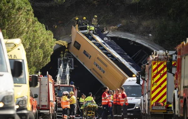 В Испании попавший в ДТП автобус перегородил въезд в тоннель: более 50 пострадавших