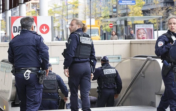 Paris metrosunda xüsusi təyinatlılar kamikadze jiletli şəxsi axtarırlar