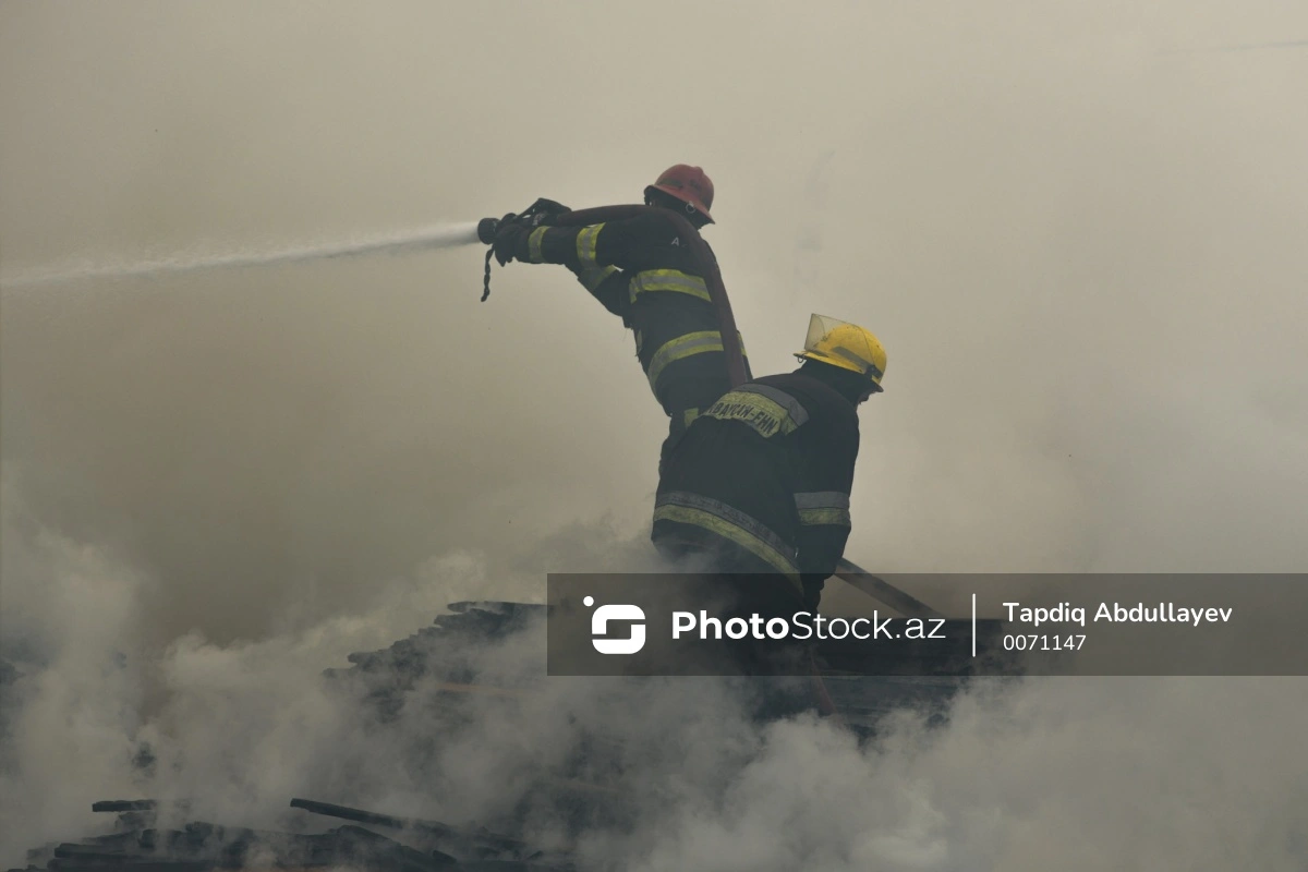 В Баку произошел пожар в многоэтажном здании