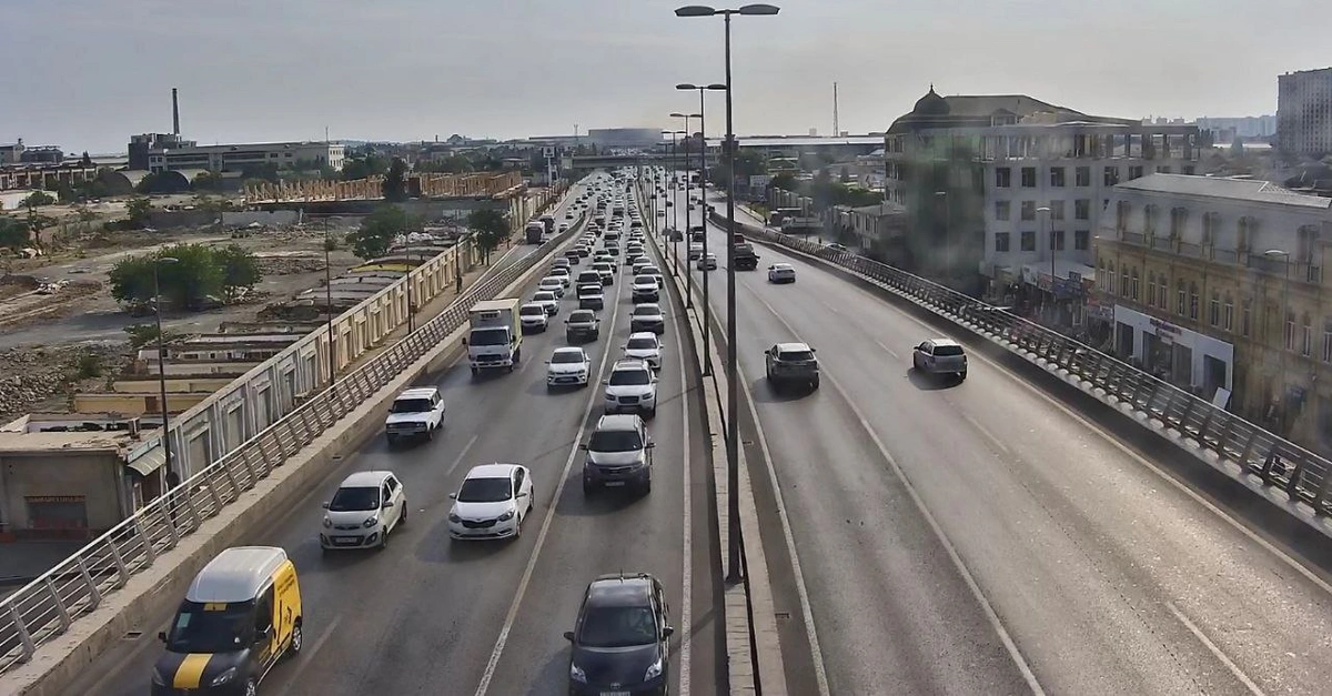 На каких улицах Баку 18 июля наблюдаются транспортные заторы?