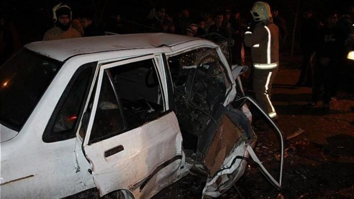 В Иране легковой автомобиль врезался в толпу