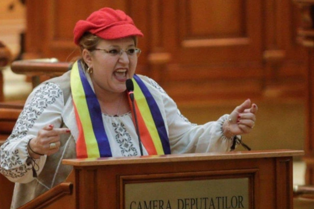 Rumıniyalı deputat Avropa Parlamentinin iclasında it ağızlığı taxtı