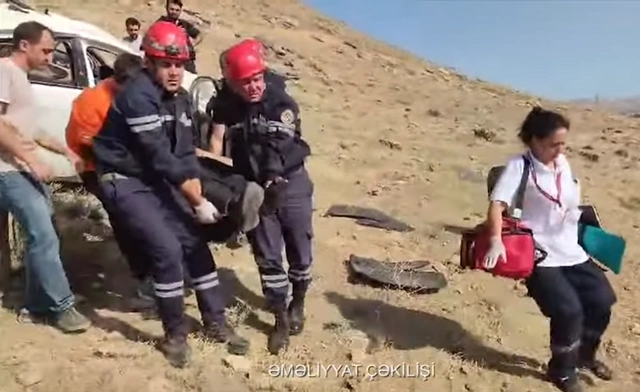 Qadın tanışı ilə mübahisə etdi, avtomobilini aşırtdı