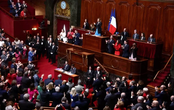 Fransa parlamentində sağçılar sıxışdırılırlar