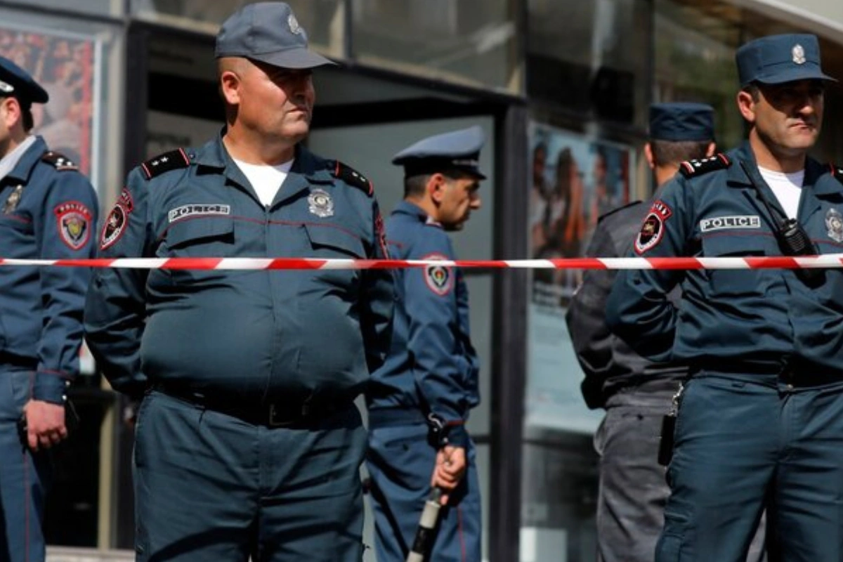 Ermənistanda polis bölməsinə hücum: Yaralılar var