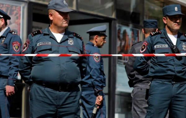 Ermənistanda əcnəbi bölmədə polisin avtomatını alıb ətrafdakılara atəş açdı: Yaralılar var