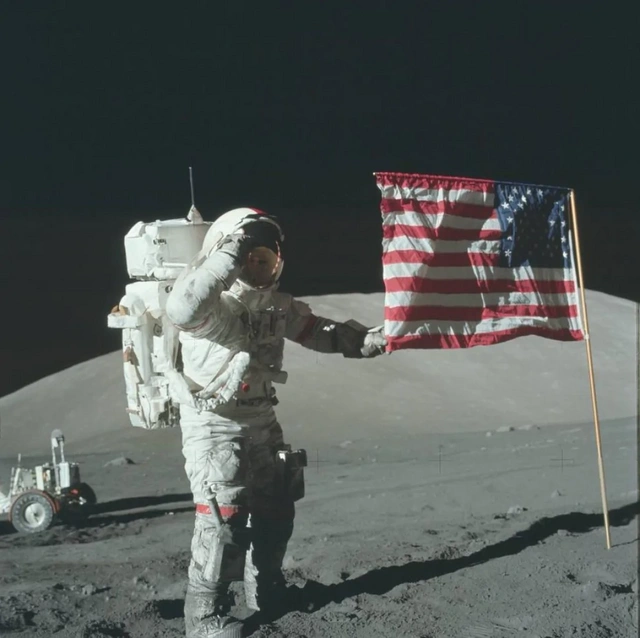 Программа "Аполлон": что случилось с флагами США, оставленными астронавтами на Луне?
