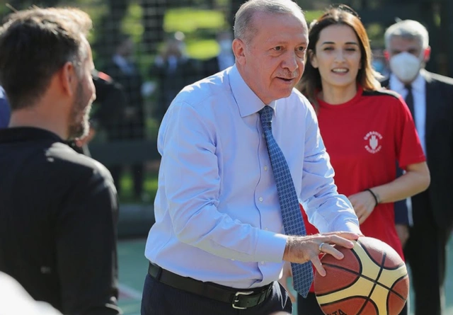 Эрдоган сыграл в баскетбол с министрами и депутатами