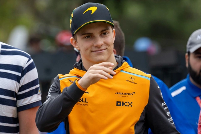 Австралийский пилот впервые выиграл Гран-при "Формулы-1"