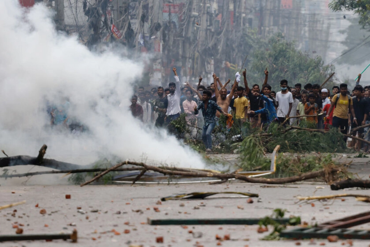 Tələbələr Banqladeşdə iğtişaş yaratdılar: 4500 nəfər ölkədən çıxarıldı