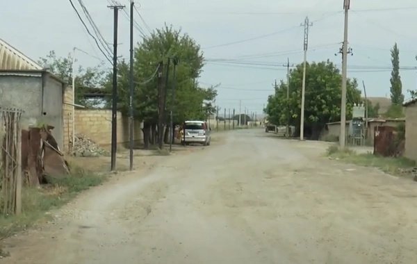 Sakinləri təngə gətirən yol: "Maşın sürə bilmirik, gəlib üstümüzə çıxırlar"