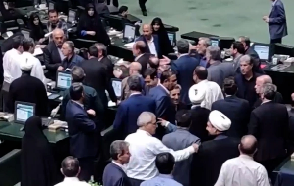 İran parlamentində gərginlik