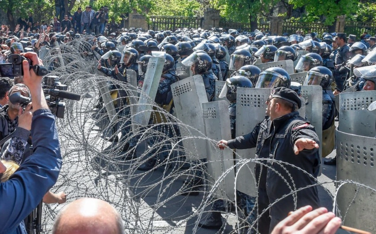 Yardımlar, viza, birgə hərbi təlim şirinliyi: Ermənistan vətəndaş savaşı astanasında