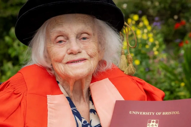 Британка, бросившая аспирантуру ради семьи, получила докторскую степень в 98 лет