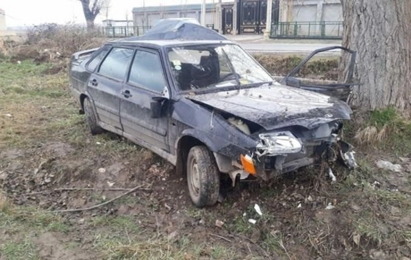 В Сальяне автомобиль врезался в дерево, есть пострадавшие