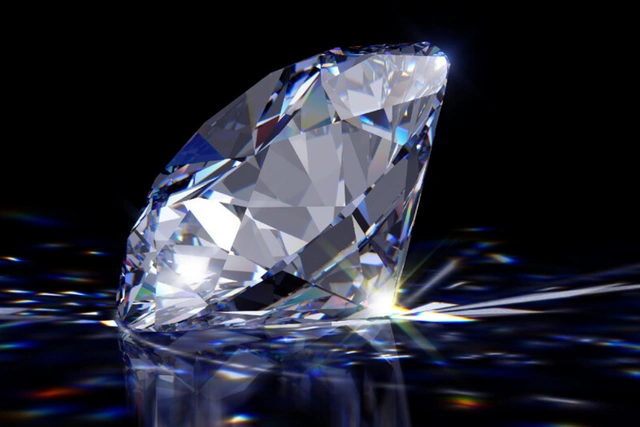 Погрязший в долгах индийский рабочий нашел огромный алмаз
