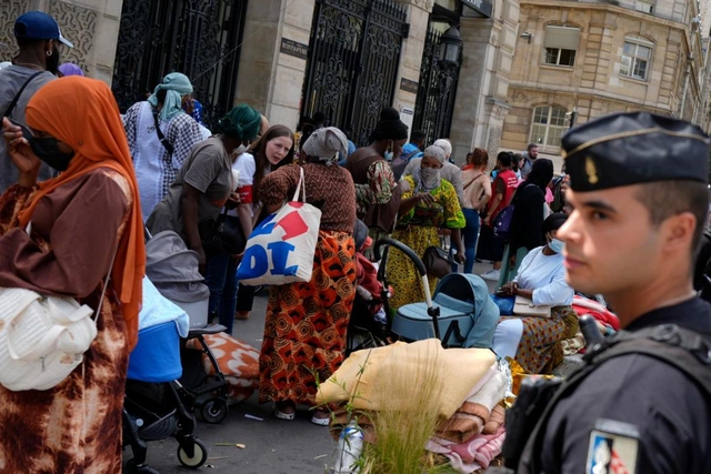 В Париже сотни бездомных проводят акцию протеста