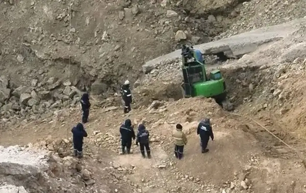Qazaxıstanda qızıl mədənində yarım il əvvəl yerin altına düşən avtobus tapıldı